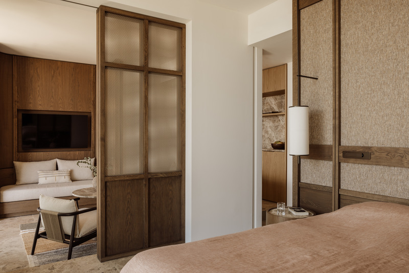 Dossier de presse | 6827-02 - Communiqué de presse | Raw Luxury Returns: JW Marriott Lands on Crete’s Untamed Coastline - Block722 - Architecture commerciale -  Exclusive Suite_Bedroom  - Crédit photo : Ana Santl