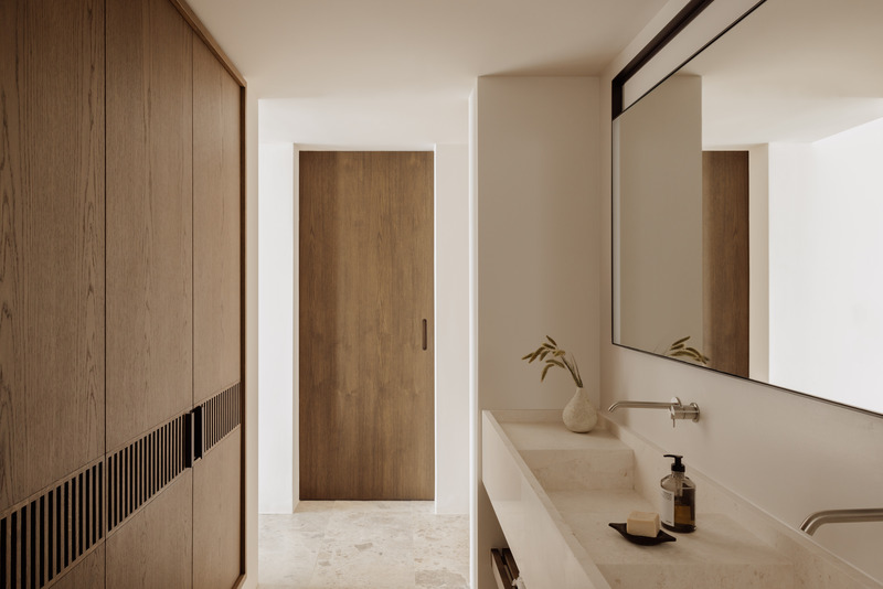 Dossier de presse | 6827-02 - Communiqué de presse | Raw Luxury Returns: JW Marriott Lands on Crete’s Untamed Coastline - Block722 - Architecture commerciale -  Exclusive Suite_Sink  - Crédit photo : Ana Santl