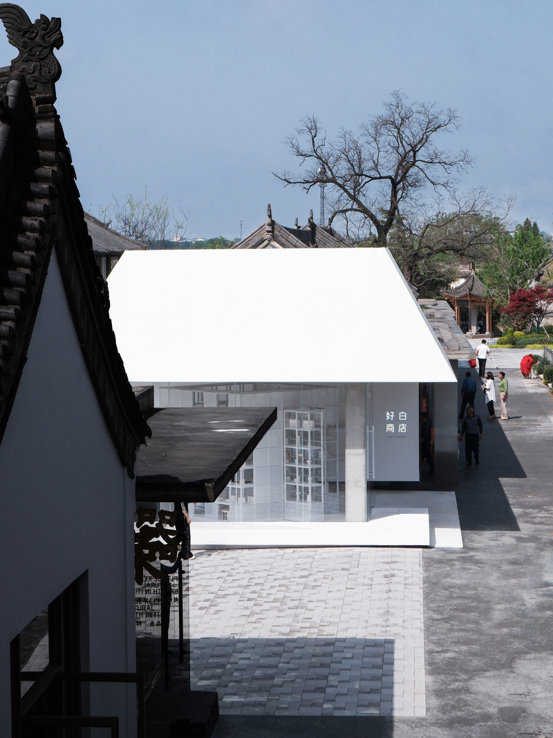 Press kit | 7730-01 - Press release | The White is Good Shop in Weipo, Luoyang - designRESERVE - Commercial Architecture - White Is Good Shop dialogs with historic houses  - Photo credit: Huaer Lin