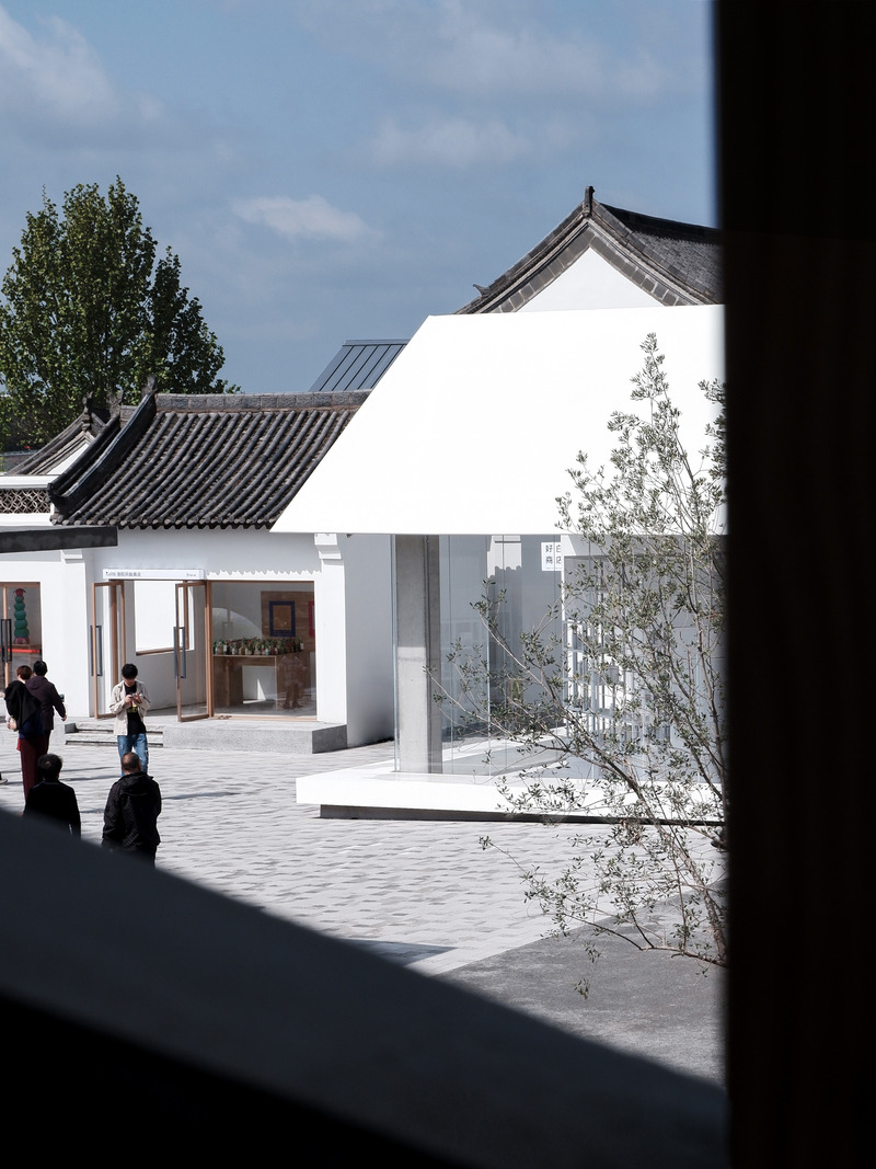 Press kit | 7730-01 - Press release | The White is Good Shop in Weipo, Luoyang - designRESERVE - Commercial Architecture - Looking toward the White Is Good Shop from the veranda bridge - Photo credit: Huaer Lin