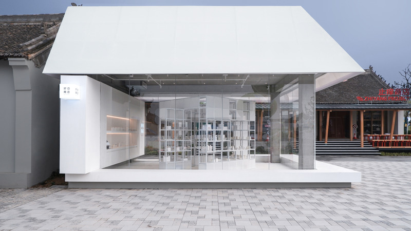 Press kit | 7730-01 - Press release | The White is Good Shop in Weipo, Luoyang - designRESERVE - Commercial Architecture - View of White Is Good Shop from plaza  - Photo credit: Huaer Lin