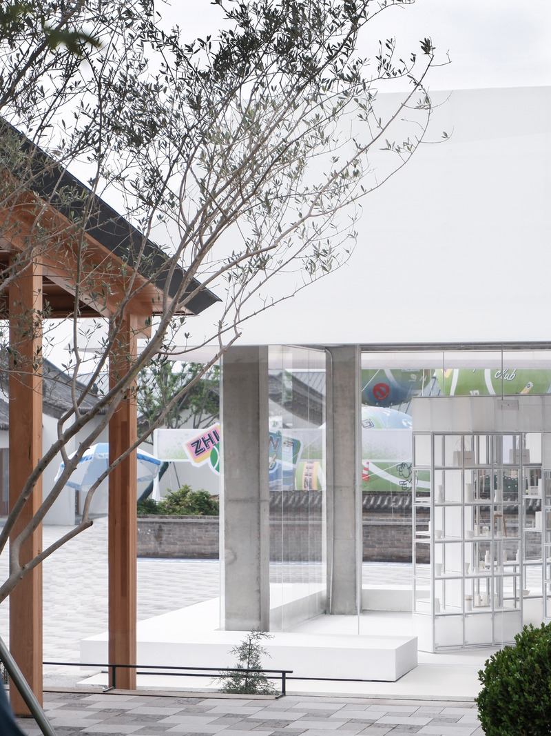 Press kit | 7730-01 - Press release | The White is Good Shop in Weipo, Luoyang - designRESERVE - Commercial Architecture - View through White Is Good Shop towards plaza - Photo credit: Huaer Lin