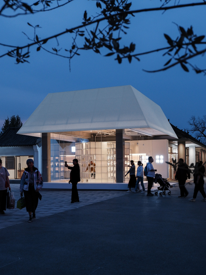 Press kit | 7730-01 - Press release | The White is Good Shop in Weipo, Luoyang - designRESERVE - Commercial Architecture - Street view of White Is Good Shop at night - Photo credit: Huaer Lin