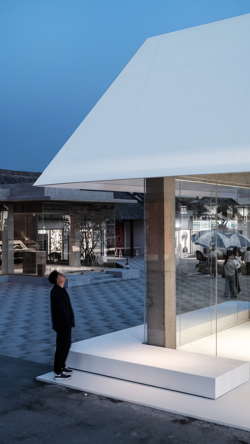 Press kit | 7730-01 - Press release | The White is Good Shop in Weipo, Luoyang - designRESERVE - Commercial Architecture - View of the entrance platform at night  - Photo credit: Huaer Lin