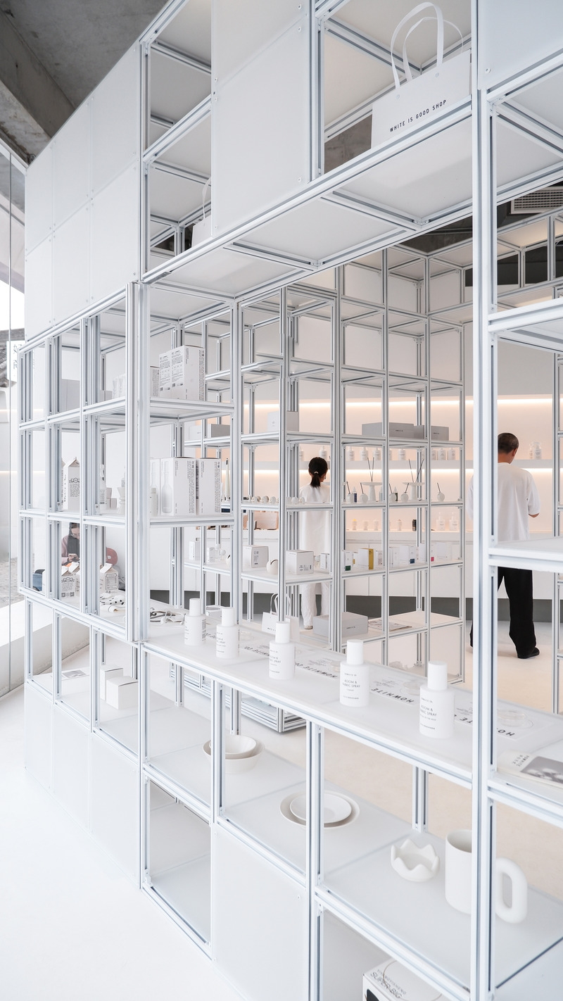 Press kit | 7730-01 - Press release | The White is Good Shop in Weipo, Luoyang - designRESERVE - Commercial Architecture - The display system lays at 45-degree inside the shop - Photo credit: Huaer Lin