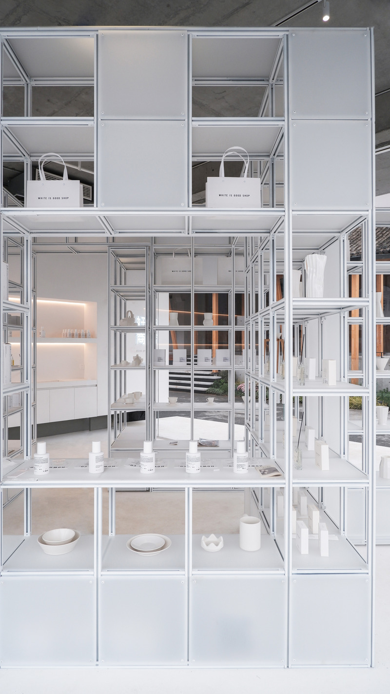 Press kit | 7730-01 - Press release | The White is Good Shop in Weipo, Luoyang - designRESERVE - Commercial Architecture - Windows in display system reinforce the concept of house within house - Photo credit: Huaer Lin