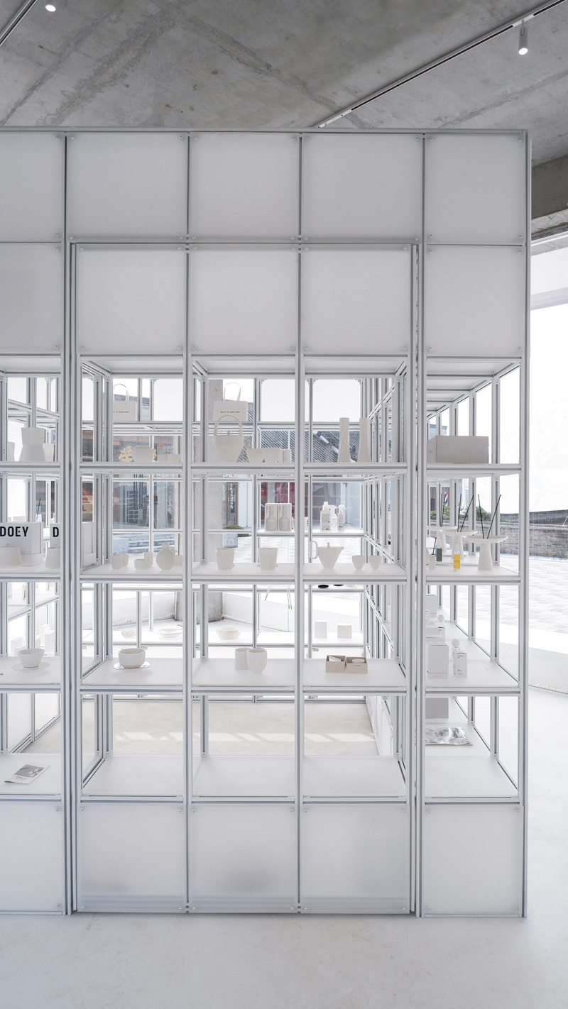 Press kit | 7730-01 - Press release | The White is Good Shop in Weipo, Luoyang - designRESERVE - Commercial Architecture - Custom-made frames create a spatial order for the interior - Photo credit: Huaer Lin