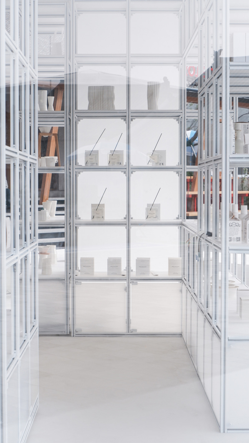 Press kit | 7730-01 - Press release | The White is Good Shop in Weipo, Luoyang - designRESERVE - Commercial Architecture - Inside the mini house encircled by the display system - Photo credit: Huaer Lin