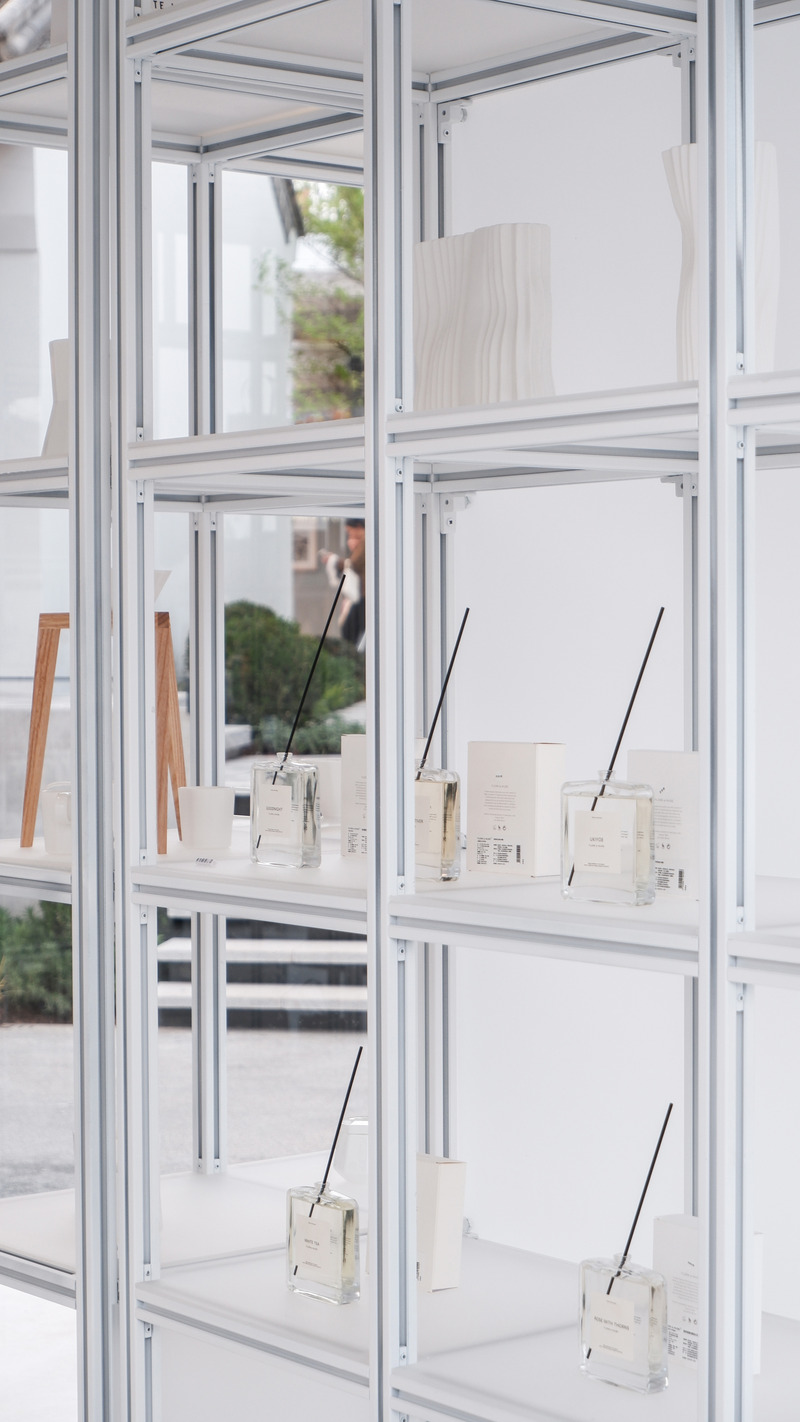 Press kit | 7730-01 - Press release | The White is Good Shop in Weipo, Luoyang - designRESERVE - Commercial Architecture - Close-up view of the assembled display system - Photo credit: Huaer Lin