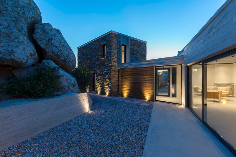 Dossier de presse | 7372-01 - Communiqué de presse | Aristides Dallas Architects Named “Best Local Firm” at 2025 Architizer A+Awards - Aristides Dallas Architects - Architecture résidentielle - A HOUSE BETWEEN THE ROCKS - Crédit photo : PANAGIOTIS VOUMVAKIS