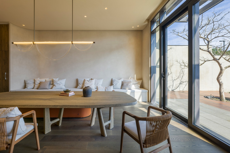 Press kit | 4941-01 - Press release | ECHO VILLA — Where Architecture Follows the Mountain Line - Peny Hsieh Interiors - Residential Interior Design - Photo credit: Peny Hsieh Interiors
