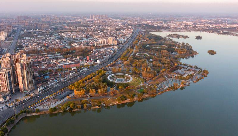 Dossier de presse | 2696-05 - Communiqué de presse | Sponge Synergy: The Huaiyang Fuxi Cultural Park - Turenscape - Architecture de paysage - <p class="">Aerial transformation: From 2021's landscape to 2023's vibrant Fuxi Cultural Park</p> - Crédit photo : Turenscape