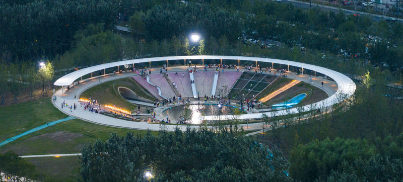 Dossier de presse | 2696-05 - Communiqué de presse | Sponge Synergy: The Huaiyang Fuxi Cultural Park - Turenscape - Architecture de paysage - <p class="">Children's crater playground surrounded by flood-adaptive 'chaotic matrix' regulating stormwater up to 1.0 million cubic meters of capacity</p> - Crédit photo : Turenscape