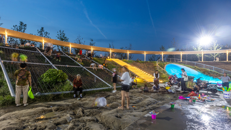 Dossier de presse | 2696-05 - Communiqué de presse | Sponge Synergy: The Huaiyang Fuxi Cultural Park - Turenscape - Architecture de paysage - <p class="">Children's crater playground surrounded by flood-adaptive 'chaotic matrix' regulating stormwater up to 1.0 million cubic meters of capacity</p> - Crédit photo : Turenscape