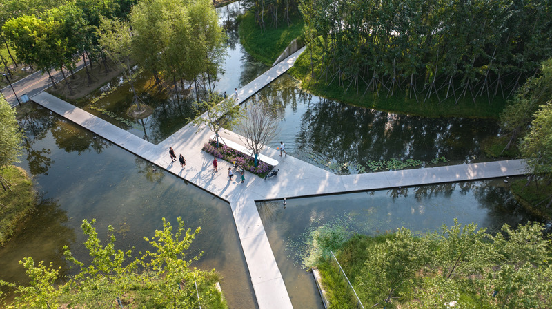 Dossier de presse | 2696-05 - Communiqué de presse | Sponge Synergy: The Huaiyang Fuxi Cultural Park - Turenscape - Architecture de paysage - <p class="">Pathways navigate through craters and tunnels, with water by boardwalks kept safe per regulations, eliminating handrails</p> - Crédit photo : Turenscape