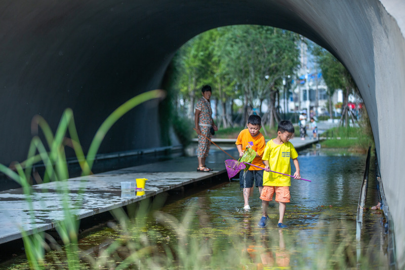 Dossier de presse | 2696-05 - Communiqué de presse | Sponge Synergy: The Huaiyang Fuxi Cultural Park - Turenscape - Architecture de paysage - <p class="">Pathways navigate through craters and tunnels, with water by boardwalks kept safe per regulations, eliminating handrails</p> - Crédit photo : Turenscape
