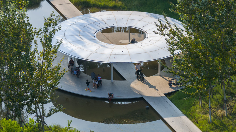 Dossier de presse | 2696-05 - Communiqué de presse | Sponge Synergy: The Huaiyang Fuxi Cultural Park - Turenscape - Architecture de paysage - <p class="">Sports ground and art installations in small craters add to park's interactive charm</p> - Crédit photo : Turenscape