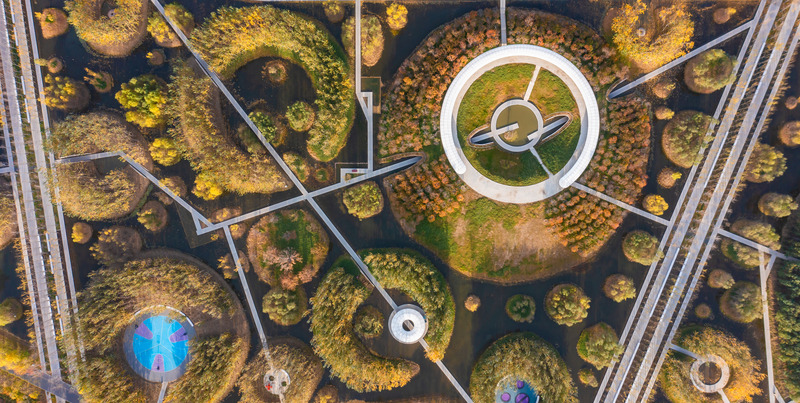 Dossier de presse | 2696-05 - Communiqué de presse | Sponge Synergy: The Huaiyang Fuxi Cultural Park - Turenscape - Architecture de paysage - <p class="">Sports ground and art installations in small craters add to park's interactive charm</p> - Crédit photo : Turenscape