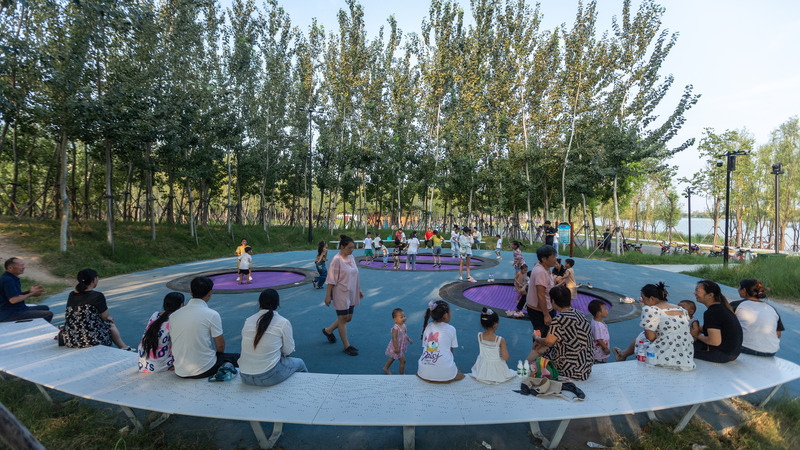 Dossier de presse | 2696-05 - Communiqué de presse | Sponge Synergy: The Huaiyang Fuxi Cultural Park - Turenscape - Architecture de paysage - <p class=""> Trampoline-filled crater becomes a vibrant community gathering spot</p> - Crédit photo : Turenscape