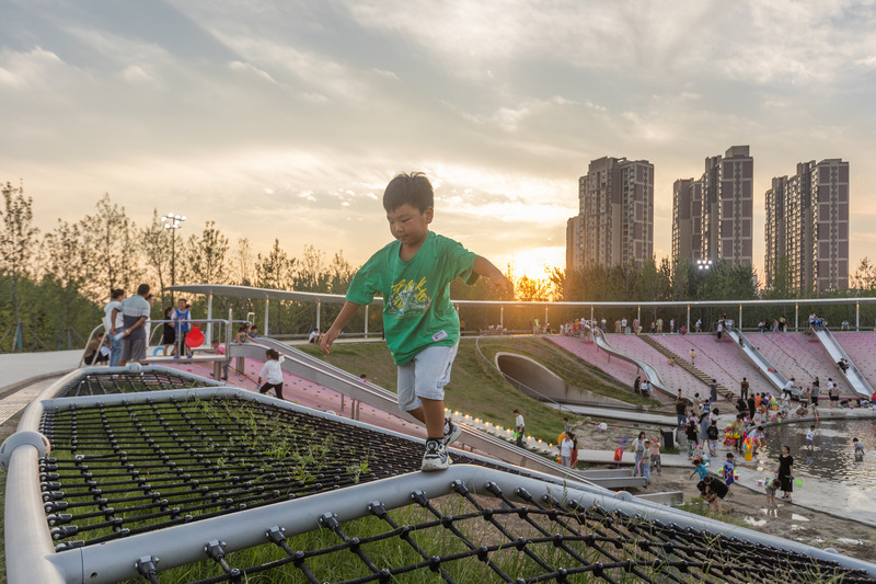 Dossier de presse | 2696-05 - Communiqué de presse | Sponge Synergy: The Huaiyang Fuxi Cultural Park - Turenscape - Architecture de paysage - <p class="">Sports facilities meld with natural topography, enriching the crater's landscape, blending nature sports with fun </p> - Crédit photo : Turenscape