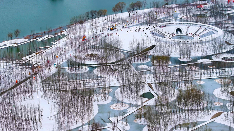 Dossier de presse | 2696-05 - Communiqué de presse | Sponge Synergy: The Huaiyang Fuxi Cultural Park - Turenscape - Architecture de paysage - <p class="">Winter transforms the crater island landscape into a picturesque arena for skiing and ice skating</p> - Crédit photo : Turenscape