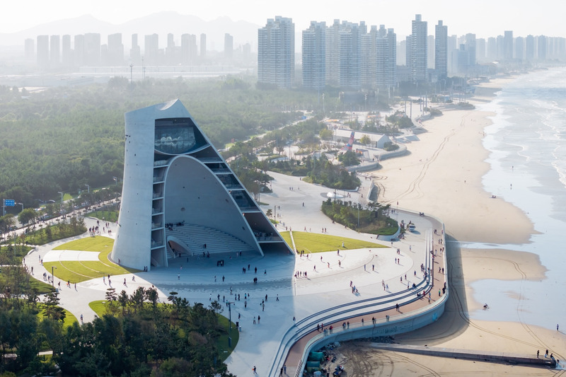 Dossier de presse | 3976-05 - Communiqué de presse | Sun Tower - OPEN Architecture - Architecture institutionnelle - Sun_Tower_between_sea_and_city - Crédit photo : Iwan Baan