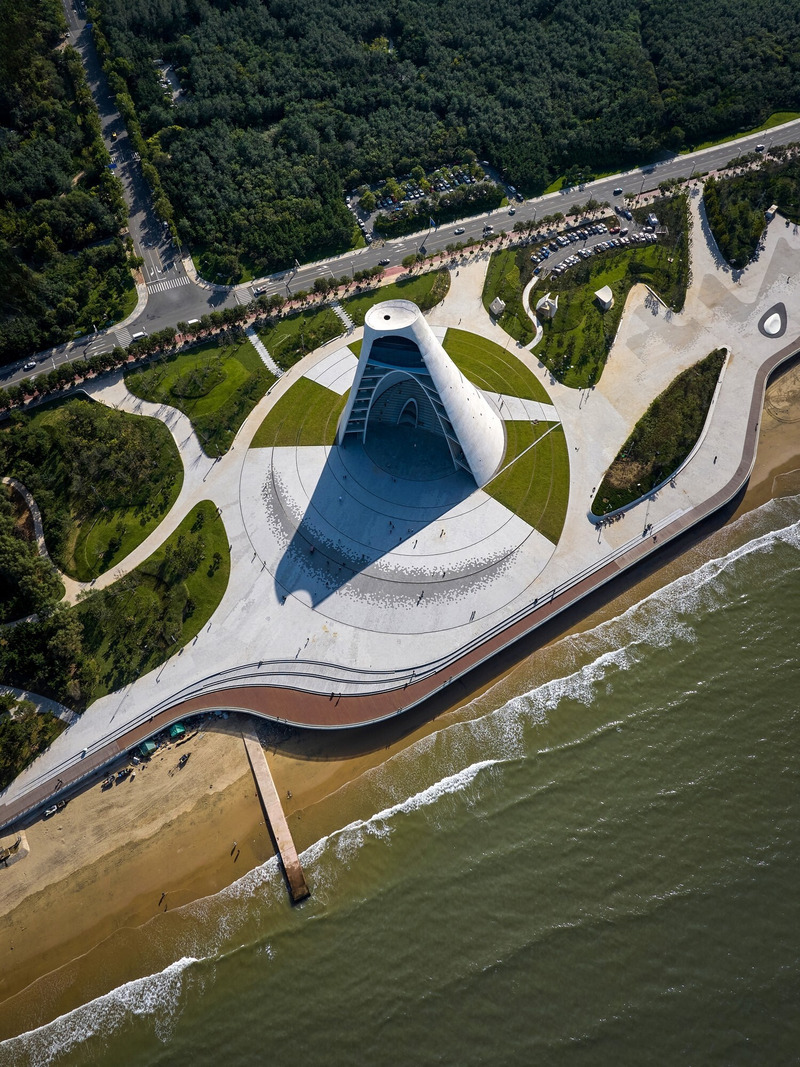 Dossier de presse | 3976-05 - Communiqué de presse | Sun Tower - OPEN Architecture - Architecture institutionnelle - The_shadow_of_the_tower_moves_along_a_water_channel_on_the_equinoxes - Crédit photo : Jonathan Leijonhufvud