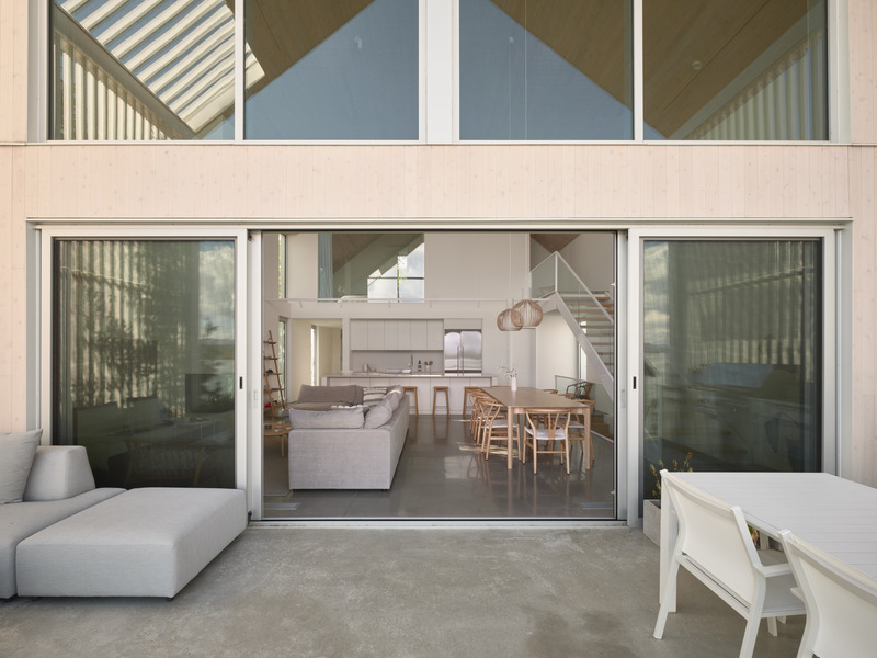 Dossier de presse | 5621-03 - Communiqué de presse | Maison Versant clair - Muuk Architecture - Architecture résidentielle - Crédit photo : Phil Bernard