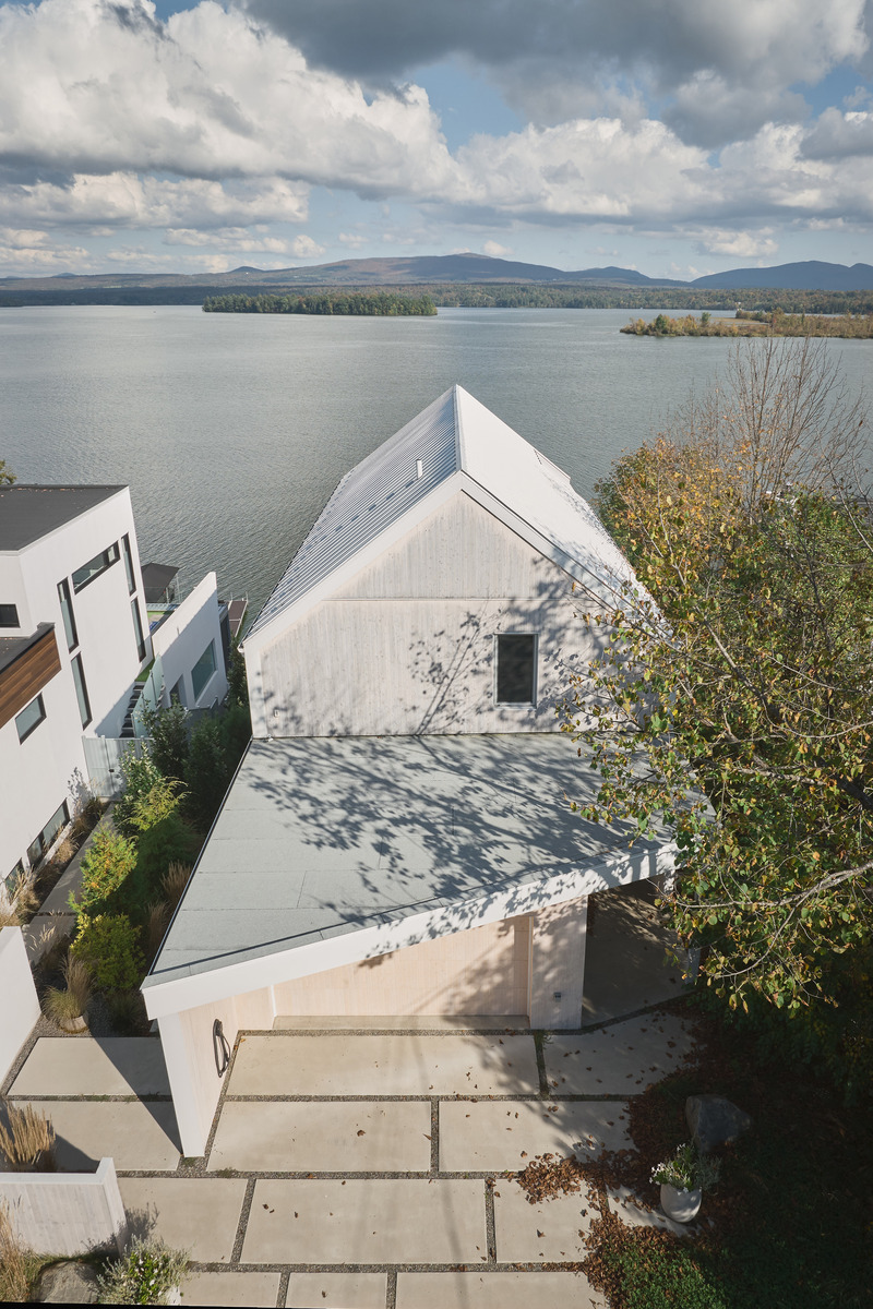 Dossier de presse | 5621-03 - Communiqué de presse | Maison Versant clair - Muuk Architecture - Architecture résidentielle - Crédit photo : Phil Bernard