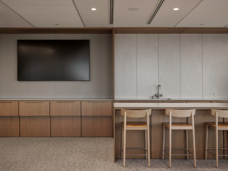 Dossier de presse | 721-16 - Communiqué de presse | L’évolution stratégique des bureaux de Davies Ward Phillips & Vineberg - Chevalier Morales - Design d’intérieur commercial - Crédit photo : Maxime Brouillet
