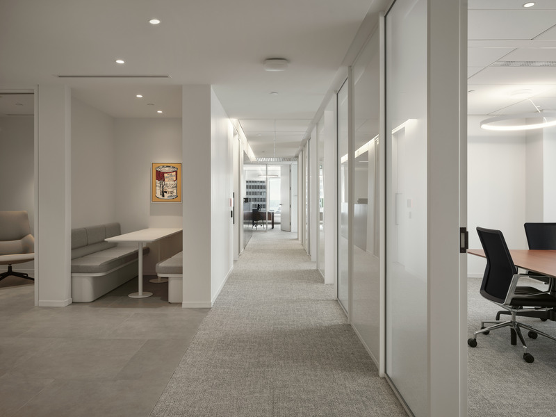 Dossier de presse | 721-16 - Communiqué de presse | L’évolution stratégique des bureaux de Davies Ward Phillips & Vineberg - Chevalier Morales - Design d’intérieur commercial - Crédit photo : Maxime Brouillet