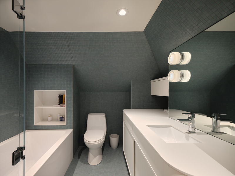 Press kit | 3213-03 - Press release | Maplewood Residence - Salem Architecture - Residential Interior Design - Bathroom - Photo credit: Phil Bernard