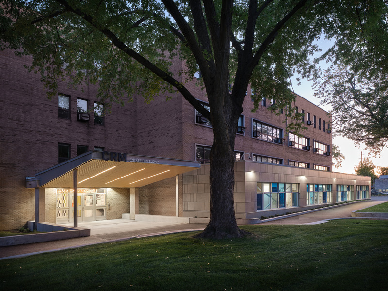 Dossier de presse | 3213-05 - Communiqué de presse | Collège Reine-Marie : salle d'entraînement et nouvelle entrée des élèves - Salem Architecture - Architecture institutionnelle - Vue extérieure - Salle d'entraînement et entrée principale - Crédit photo :  Phil Bernard 