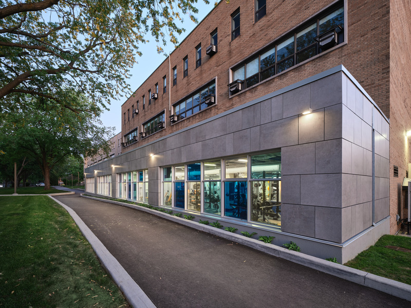 Dossier de presse | 3213-05 - Communiqué de presse | Collège Reine-Marie : salle d'entraînement et nouvelle entrée des élèves - Salem Architecture - Architecture institutionnelle -  Vue extérieure - Salle d'entraînement  - Crédit photo :  Phil Bernard 