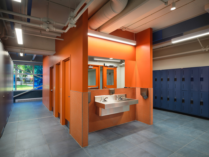 Dossier de presse | 3213-05 - Communiqué de presse | Collège Reine-Marie : salle d'entraînement et nouvelle entrée des élèves - Salem Architecture - Architecture institutionnelle - Vestiaire - Crédit photo :  Phil Bernard 