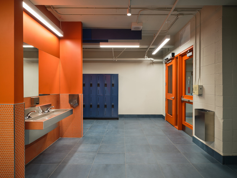 Dossier de presse | 3213-05 - Communiqué de presse | Collège Reine-Marie : salle d'entraînement et nouvelle entrée des élèves - Salem Architecture - Architecture institutionnelle - Vestiaire - Crédit photo :  Phil Bernard 