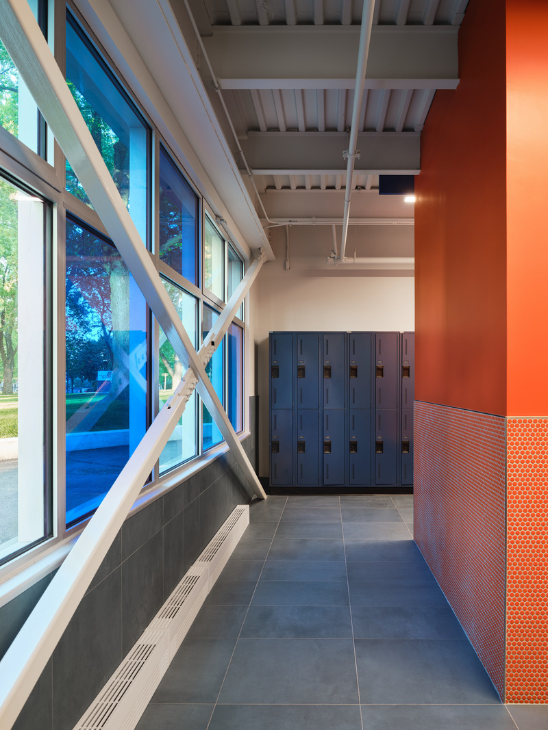 Dossier de presse | 3213-05 - Communiqué de presse | Collège Reine-Marie : salle d'entraînement et nouvelle entrée des élèves - Salem Architecture - Architecture institutionnelle - Vestiaire - Crédit photo :  Phil Bernard 