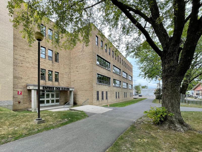Dossier de presse | 3213-05 - Communiqué de presse | Collège Reine-Marie : salle d'entraînement et nouvelle entrée des élèves - Salem Architecture - Architecture institutionnelle - Avant - Crédit photo : Jad Salem