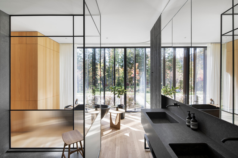 Dossier de presse | 1317-29 - Communiqué de presse | La Maison de la Baie de l’Ours - ACDF Architecture - Architecture résidentielle - Salle de bain de la suite parentale - Crédit photo : Adrien Williams