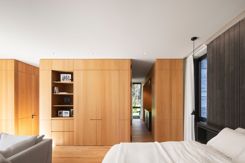 Dossier de presse | 1317-29 - Communiqué de presse | La Maison de la Baie de l’Ours - ACDF Architecture - Architecture résidentielle - Suite parentale - Crédit photo : Adrien Williams