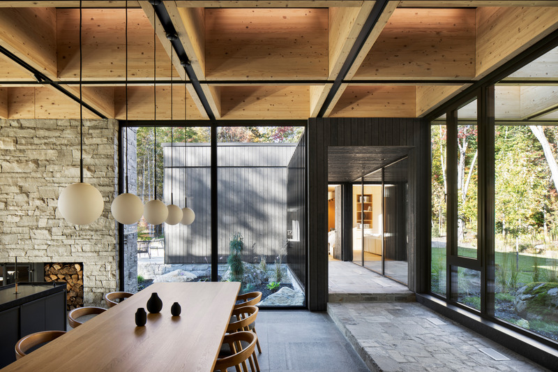 Dossier de presse | 1317-29 - Communiqué de presse | La Maison de la Baie de l’Ours - ACDF Architecture - Architecture résidentielle - Vue de la salle à manger et du passage vers la suite parentale. - Crédit photo : Adrien Williams