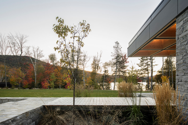 Dossier de presse | 1317-29 - Communiqué de presse | La Maison de la Baie de l’Ours - ACDF Architecture - Architecture résidentielle - Passerelle reliant la terrasse principale à la terrasse des enfants et au spa encastré - Crédit photo : Adrien Williams