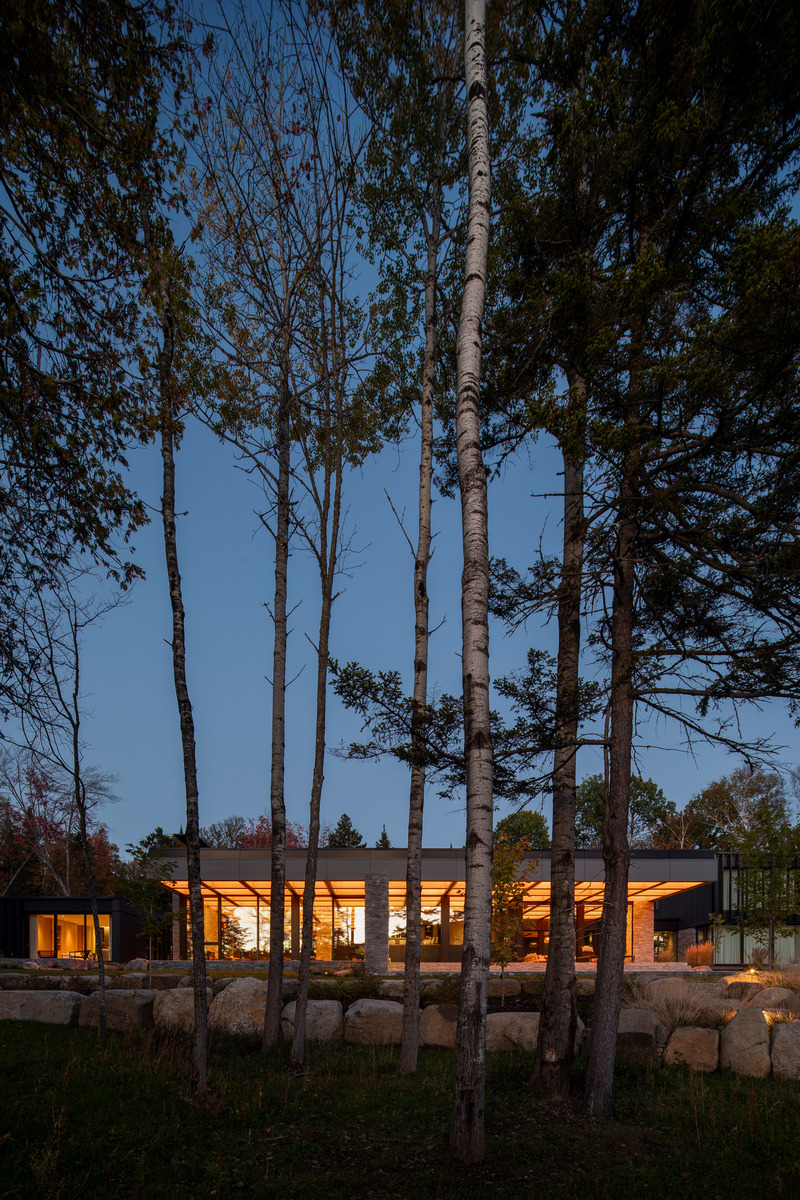 Dossier de presse | 1317-29 - Communiqué de presse | La Maison de la Baie de l’Ours - ACDF Architecture - Architecture résidentielle - Vue depuis le rivage de la Baie de l’Ours. - Crédit photo :  Adrien Williams 
