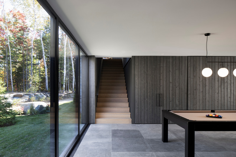 Dossier de presse | 1317-29 - Communiqué de presse | La Maison de la Baie de l’Ours - ACDF Architecture - Architecture résidentielle - Salle de jeux et accès à la suite des invités ainsi qu’au bureau familial à l’étage - Crédit photo : Adrien Williams