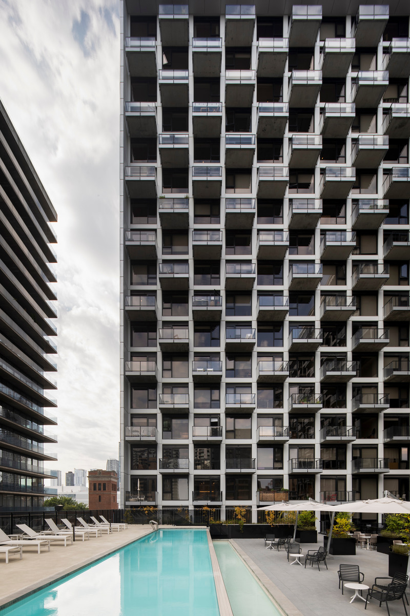 Dossier de presse | 1317-24 - Communiqué de presse | Griffin Square : une signature urbaine pour le Griffintown de demain - ACDF Architecture - Architecture résidentielle - terrasse haute - Crédit photo : Adrien Williams