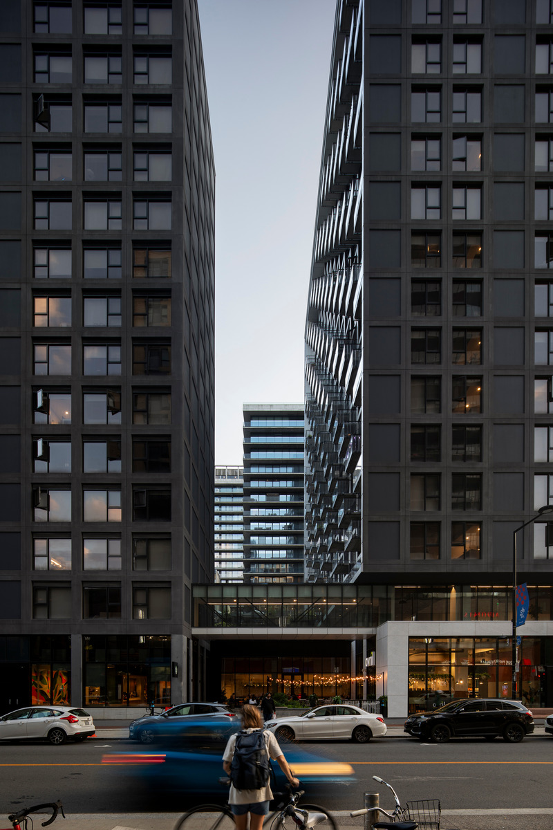 Dossier de presse | 1317-24 - Communiqué de presse | Griffin Square : une signature urbaine pour le Griffintown de demain - ACDF Architecture - Architecture résidentielle - Crédit photo : Adrien Williams