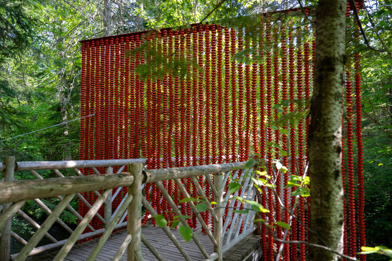 Dossier de presse | 837-52 - Communiqué de presse | Inauguration de la 26e édition du Festival international de jardins - Festival international de jardins | Jardins de Métis - Architecture de paysage - Simon Barrette, « You Shall (Not) Pass », 2025 - Crédit photo : Martin Bond