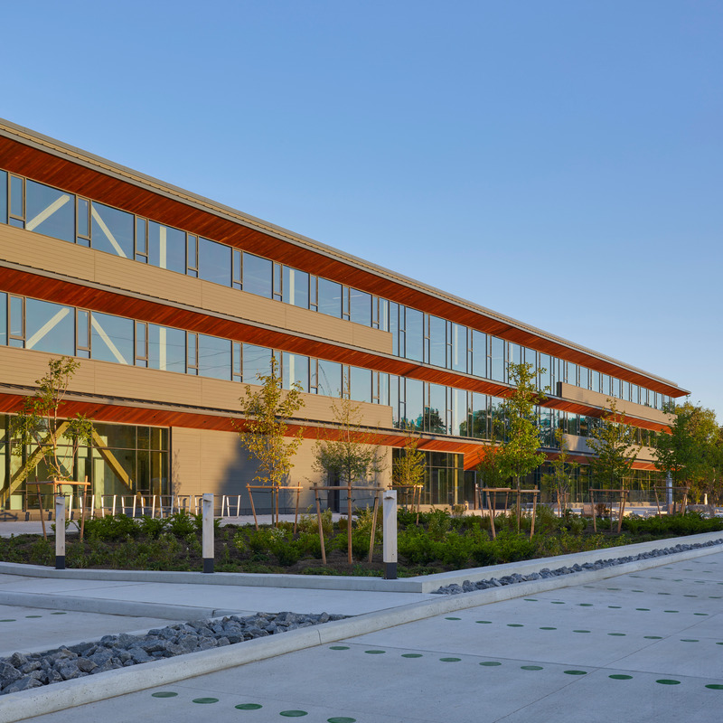 Dossier de presse | 3405-04 - Communiqué de presse | Siège social et édifice à locataires commerciaux multiples de la Fédération des enseignantes-enseignants des écoles secondaires de l’Ontario (OSSTF/FEESO) - Moriyama Teshima Architects - Architecture commerciale - Moriyama Teshima Architects – Siège social et édifice à locataires commerciaux multiples de la Fédération des enseignantes-enseignants des écoles secondaires de l’Ontario (OSSTF/FEESO) - Crédit photo :  Tom Arban 