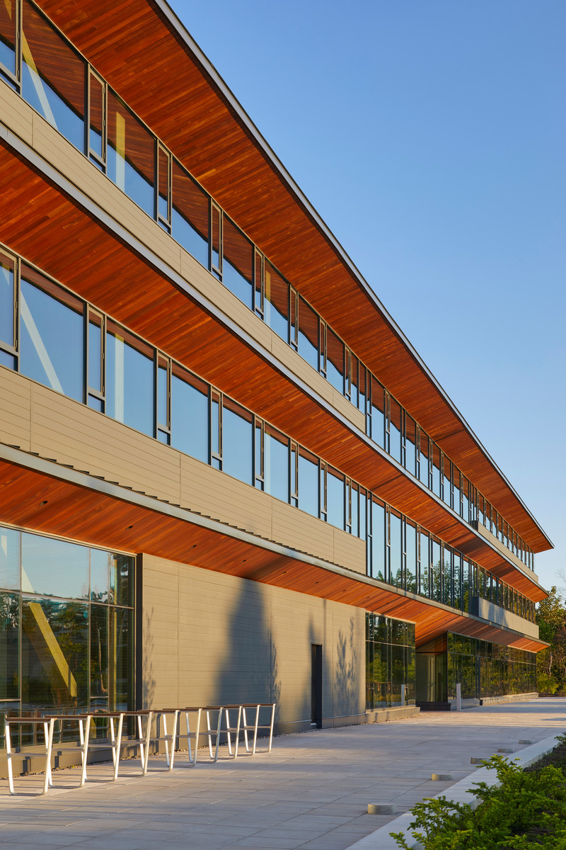 Dossier de presse | 3405-04 - Communiqué de presse | Siège social et édifice à locataires commerciaux multiples de la Fédération des enseignantes-enseignants des écoles secondaires de l’Ontario (OSSTF/FEESO) - Moriyama Teshima Architects - Architecture commerciale - Moriyama Teshima Architects – Siège social et édifice à locataires commerciaux multiples de la Fédération des enseignantes-enseignants des écoles secondaires de l’Ontario (OSSTF/FEESO) - Crédit photo :  Tom Arban 