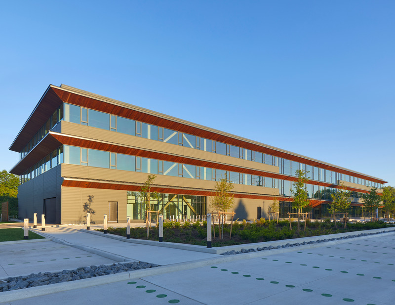 Dossier de presse | 3405-04 - Communiqué de presse | Siège social et édifice à locataires commerciaux multiples de la Fédération des enseignantes-enseignants des écoles secondaires de l’Ontario (OSSTF/FEESO) - Moriyama Teshima Architects - Architecture commerciale - Moriyama Teshima Architects – Siège social et édifice à locataires commerciaux multiples de la Fédération des enseignantes-enseignants des écoles secondaires de l’Ontario (OSSTF/FEESO) - Crédit photo :  Tom Arban 